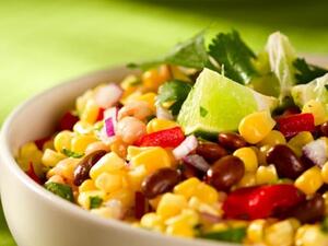 معكرونة بالفاصولياء الحمراء والذرة