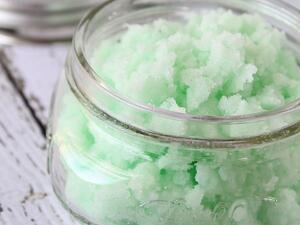 اصنعيه بنفسك: مقشر النعناع وجوزالهند لبشرة نضرة