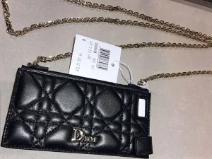 الحقيبة متوفرة فقط في محلات ديور