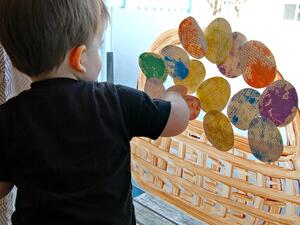 اصنعيه بنفسك: لعبة البيض للأطفال اصنعيه بنفسك: لعبة البيض للأطفال