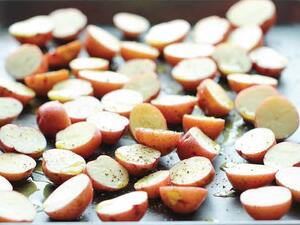 بطاطا مشوية مع جبن البارمزان والثوم