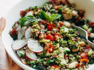 سلطة يونانية بالكينوا