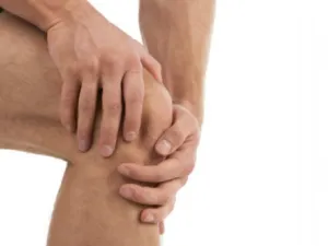تنتج هذه الآلام عند إصابة الركبة بشكل مباشر