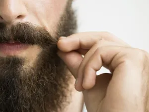 يختلف نمو شعر الذقن من رجل إلى آخر