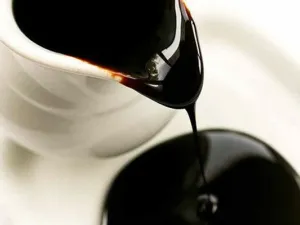 تتغنى النساء في الضيع اللبنانية بفوائد دبس الخروب