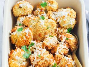 طبق القرنبيط بالبارمزان والثوم