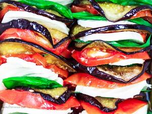 سلطة كابريس الكلاسيكية بالباذنجان للكريسماس