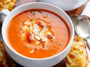 حساء البندورة والريحان