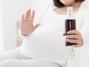 عزيزتي الحامل احذري هذه المخاطر للمشروبات الغازية