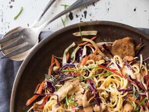 سلطة ساتيه الدجاج بالنودلز