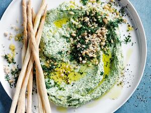 حمص بالسبانخ والفيتا والصنوبر