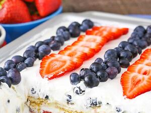 تشيزكيك بالفراولة والتوت الازرق