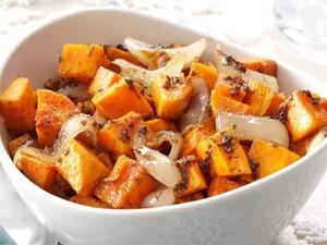 سلطة البطاطا الحلوة المقلية بالبصل والليمون