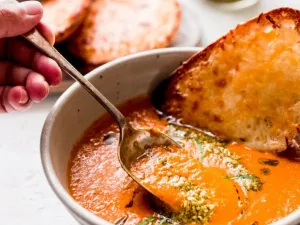 شوربة الطماطم والريحان