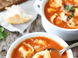 حساء معكرونة التورتيليني بالبندورة