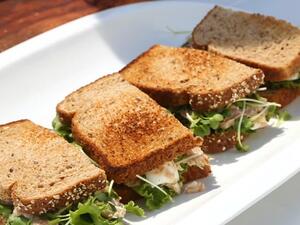 ساندويتشات سلطة التونا بالمايونيز