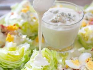 سلطة الخس والجبن الأزرق