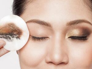 إزالة مكياج العيون بعنف