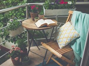 هناك الكثير من الاشياء التي يمكنك عملها لتزيين الشرفات الصغيرة هناك الكثير من الاشياء التي يمكنك عملها لتزيين الشرفات الصغيرة