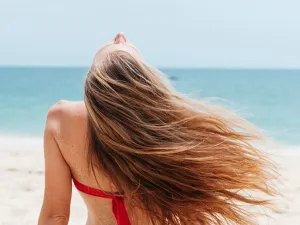 جمالك على الشاطئ يبدأ من البيت