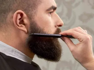 استخدم الفرشاة لتهذيب شعر اللحية