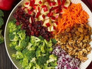 سلطة البروكلي والتفاح