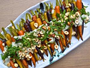 سلطة الجزر بصلصة الطحينة