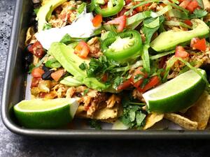 صينية ناتشوز الدجاج اللذيذة سهلة وشهية!