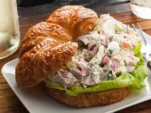 ساندويتش سلطة الدجاج بالزبادي اليوناني