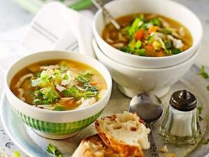 حساء الدجاج بالخضروات الربيعية الحلوة