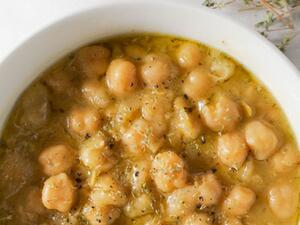 شوربة الحمص اليونانية مع الليمون والأوريغانو