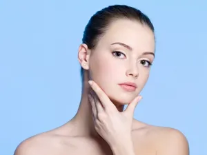 يحدث حب الشباب الهرموني أولا حول خط الفم والذقن والفك