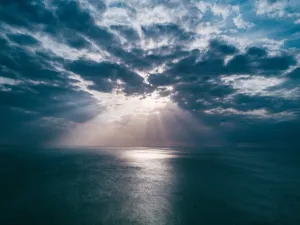 رؤية الغيوم المظلمة أو العاصفة في حلمك ترمز إلى الكآبة أو الغضب