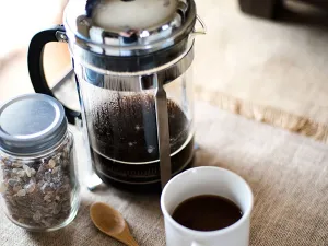3 طرق ذكية لاستخدام القهوة في الحديقة المنزلية