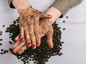 اصنعيه بنفسك: مقشر الجسم بالقهوة والسكر لبشرة متوهجة