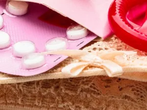 تعتبر حبوب منع الحمل من أكثر وسائل منع الحمل انتشارًا بين النساء