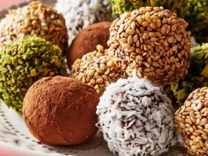 أطباق احتفالية: كرات التمر بالمكسرات