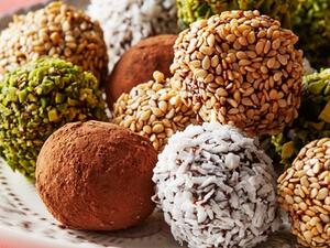 أطباق احتفالية: كرات التمر بالمكسرات