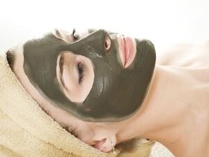 جميلة البوابة: قناع طين البحر الميت لبشرة شابة