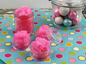 مقشر الشفاه برائحة العلكة