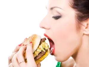ما سبب رائحة الفم الكريهة؟