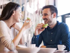 تعرفي أكثر على شخصيته من طريقة أكله