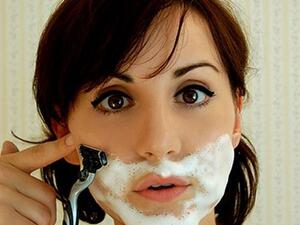 تلعب الهرمونات دوراً كبيراً وأساسياً في نمو الشعر في منطقة الذقن