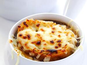 حساء البصل الفرنسي التقليدي   