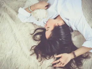 ما علاقة وضعية نومك بظهور التجاعيد ؟