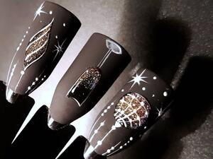 أظافرك في رأس السنة ملونة وجذابة