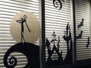 تلصق الرسومات على النوافذ مع ترك اضاءة خافتة في الليل تلصق الرسومات على النوافذ مع ترك اضاءة خافتة في الليل