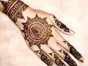 نقوش الحناء في العيد جميلة وحيوية وجريئة