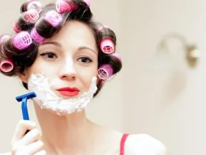 هل تعانين من تقلب المزاج وظهور الشعر الزائد؟ تعرفي على المسببات