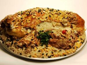 أطباق احتفالية: لحم كتف الماعز بالأرز والمكسرات
